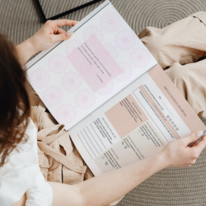 AQUÍ Y AHORA Guía Mindfulness: 30 poderosas prácticas diarias, citas empoderadoras y reflexiones para vivir el momento presente y aliviar la ansiedad SEGUNDA EDICIÓN 10 Diario guía de mindfulness editorial free Tangram Romina Guillin Amazon